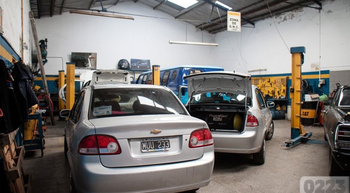 La crisis económica reduce la actividad en los talleres mecánicos: "El auto llega cuando ya no da para más"